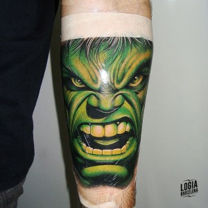 tatuaje-hulk-brazo-logia-barcelona-munilla     